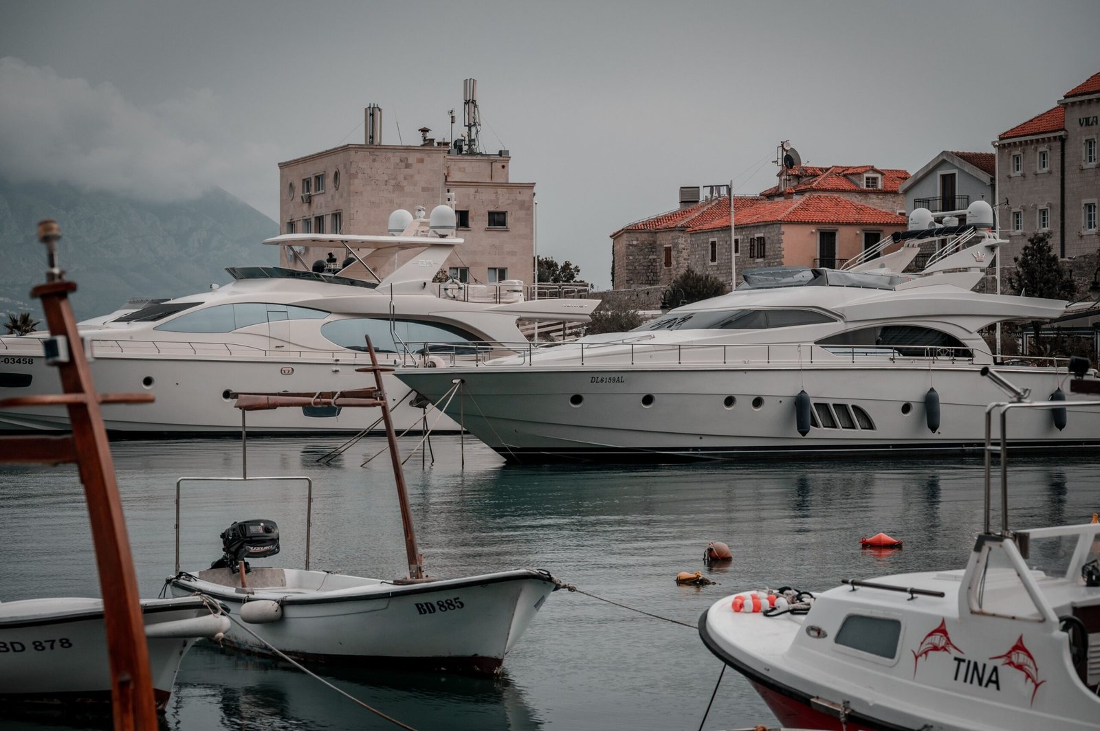 365 Days Boat Scene